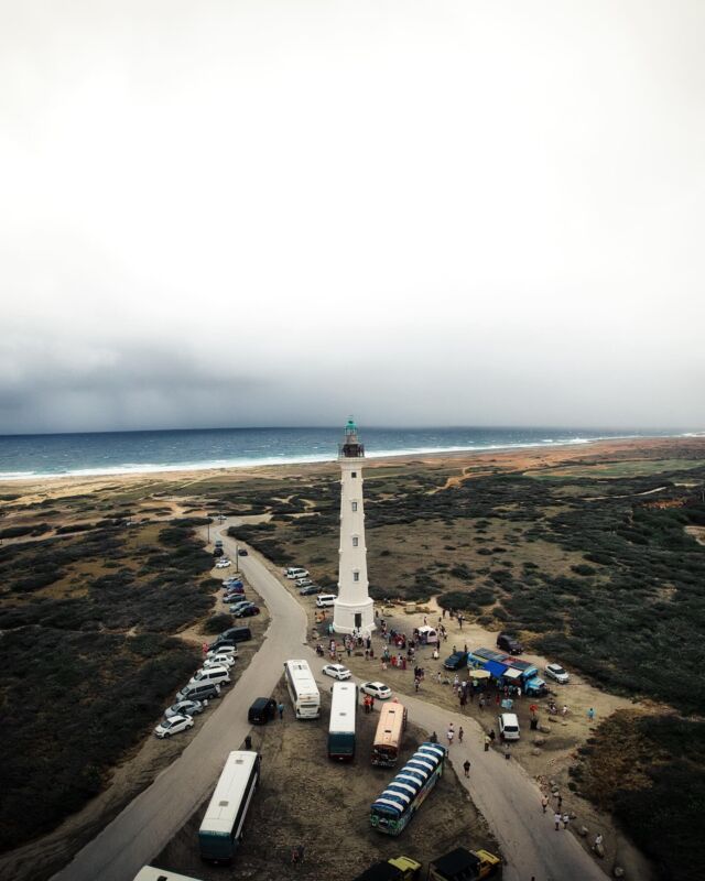 Faro de Aruba, también conocido como California Lighthouse, fue construido en 1916 por ingenieros franceses, 🏗️ Este faro, que debe su nombre al naufragio del barco California, ha sido testigo de innumerables historias a lo largo de los años. Desde su posición privilegiada en la costa noroeste de la isla, ha guiado a marineros y viajeros durante más de un siglo, iluminando el camino con su luz distintiva. 🌟 
.
.
.
.
.
.
#farodearuba #Historia #Aruba #californialighthouse #Patrimonio #Explora #Viaje #aventura #arubatourism #travelaruba🇦🇼 #caribbeanvibes #explorenature #oceanscene #naturephotography #wanderlust #dji @arubatourism @arubabonbini @arubatourismus